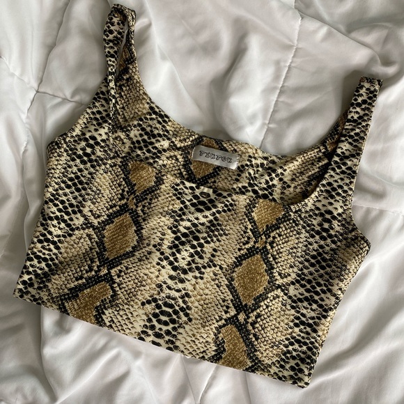 SOLD ♥️ Snake print crop top - Picture 3 of 3